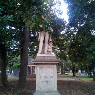 Savona: la statua di Pietro Giuria nascosta tra le fronde degli alberi, la segnalazione di Nicolick