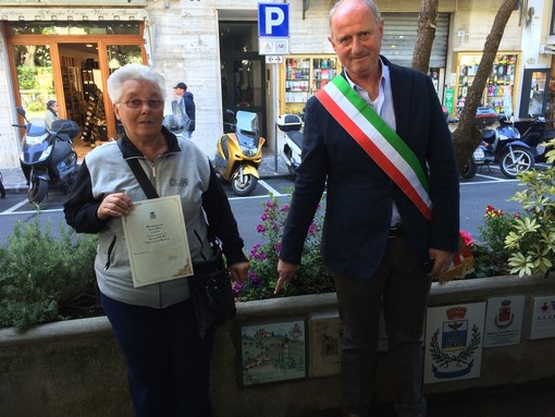 Ad Alassio una piastrella per il paese di Papa Giovanni XXIII Ad Alassio una piastrella per il paese di Papa Giovanni XXIII