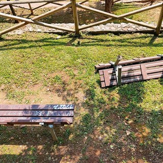 Pietra, vandali in azione al Parco Offenburg: divelta una panchina e devastati alcuni attrezzi fitness (FOTO)