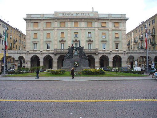 A Savona un 'presidio in maglietta rossa' per fermare l'emorragia di umanità A Savona un 'presidio in maglietta rossa' per fermare l'emorragia di umanità