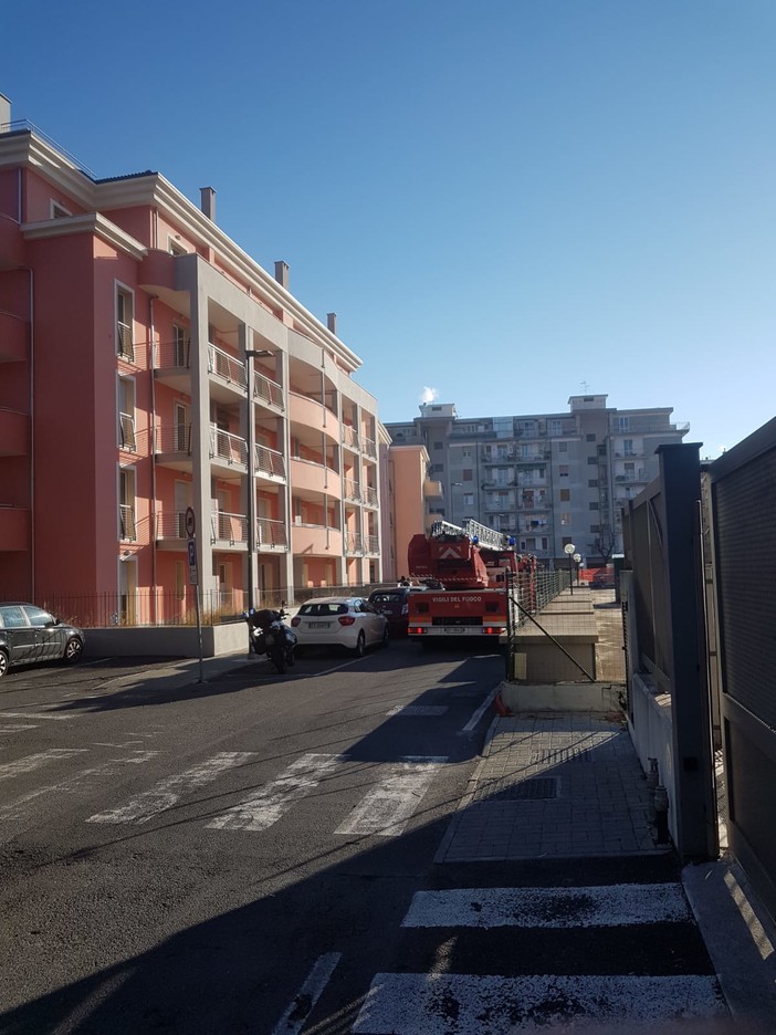 Albenga, materasso a fuoco in una palazzina di via Milano (FOTO)