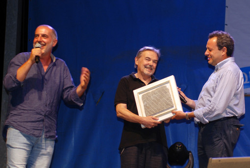 Laigueglia: il premio "Questi Passi" a Mauro Pagani, magia in musica sul palco di Queste Piazze Davanti al Mare
