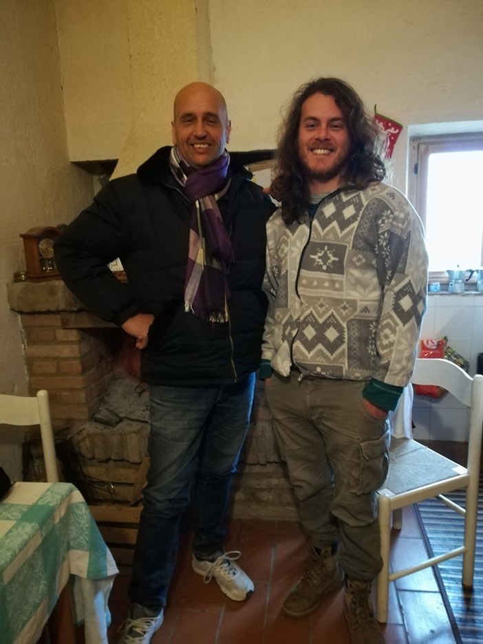 L'artista toiranese Giò Paleologo diventa "spaccalegna" in Umbria