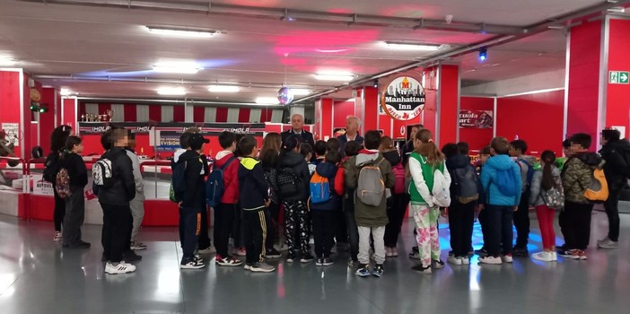 Sui go-kart per imparare i segnali stradali: lezione dinamica per gli studenti delle "Paccini" di Albenga Sui go-kart per imparare i segnali stradali: lezione dinamica per gli studenti delle "Paccini" di Albenga