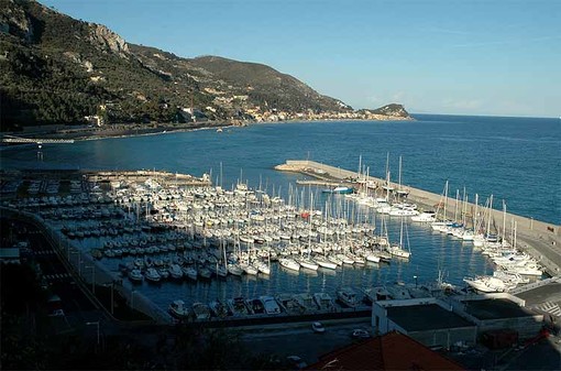 Finale, aveva imbrattato il muro della Marina di Capo San Donato: denunciato un 21enne di Carcare Finale, aveva imbrattato il muro della Marina di Capo San Donato: denunciato un 21enne di Carcare