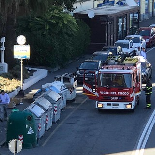 Savona, il piromane dei cassonetti colpisce anche in via Gramsci (FOTO)