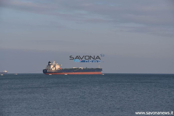 "Giallo" Seajewel, la nave lascia Savona: trovati frammenti di ordigni a galla e sul fondale "Giallo" Seajewel, la nave lascia Savona: trovati frammenti di ordigni a galla e sul fondale