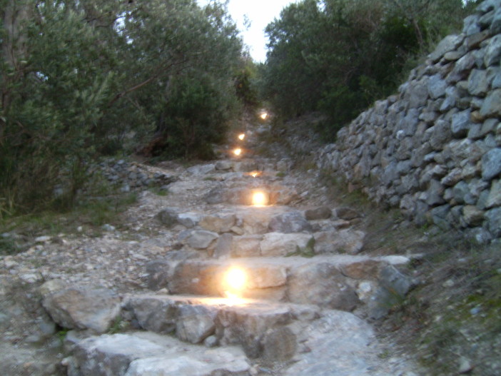 Verdi Finalesi in accordo con WWF per l'“Oasi Naturale di Punta Crena”. Opportunità di Turismo Culturale, frenato dall'azione dei vandali Verdi Finalesi in accordo con WWF per l'“Oasi Naturale di Punta Crena”. Opportunità di Turismo Culturale, frenato dall'azione dei vandali