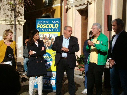 Sara Foscolo presenta la sua lista nella "Ciassa Veggia" di Pietra Ligure con la benedizione dello "storico" Speroni