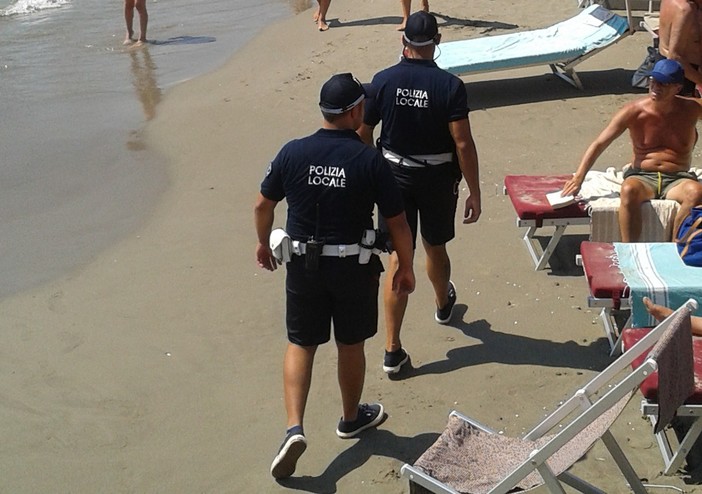 Alassio, venditore abusivo dà in escandescenze e aggredisce due agenti della polizia locale: denunciato Alassio, venditore abusivo dà in escandescenze e aggredisce due agenti della polizia locale: denunciato