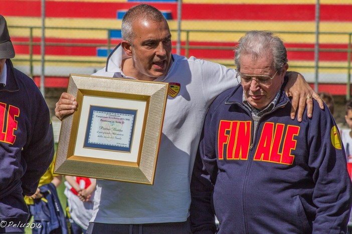 Mauro Cresci insieme al tecnico Pietro Buttu il giorno della festa per il ritorno dei giallorossi in Serie D (foto di Matteo Pelucchi)