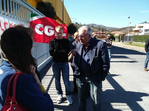 Villanova d'Albenga: Mercatone uno a rischio chiusura "Chiediamo un confronto con la proprietà" Villanova d'Albenga: Mercatone uno a rischio chiusura "Chiediamo un confronto con la proprietà"