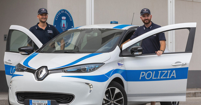 Alassio, ruba vestiti da un negozio del centro. Inseguito dal negoziante viene intercettato dalla Polizia locale: denunciato