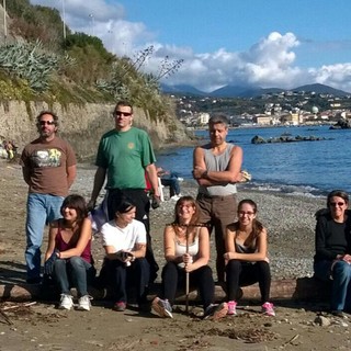 Le "Mamme della Margonara" puliscono la spiaggia della Madonnetta
