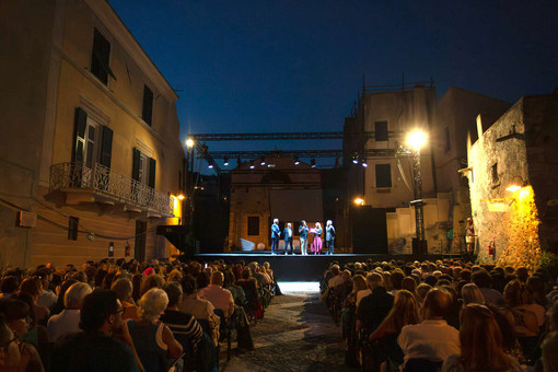 Premio Camera di Commercio Riviere della Liguria allo spettacolo “Le Fuggitive” con Paola Quattrini e Gaia De Laurentiis - Festival Teatrale di Borgio Verezzi Premio Camera di Commercio Riviere della Liguria allo spettacolo “Le Fuggitive” con Paola Quattrini e Gaia De Laurentiis - Festival Teatrale di Borgio Verezzi