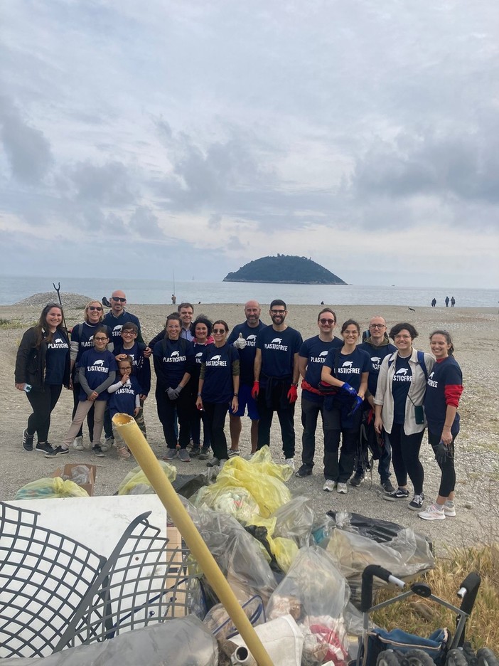 I volontari di "Plastic Free Odv Onlus" ripuliscono le spiagge di Albenga (FOTO)