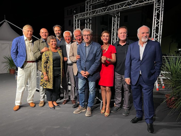 Paolo Colagrande con i membri della giuria tecnica e quella degli Italianisti