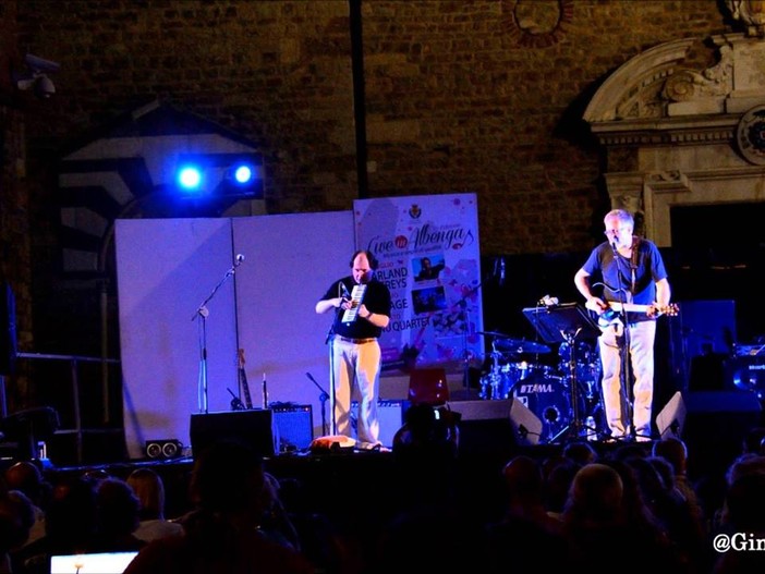 I musicisti Pinzone e Amelotti (foto tratta dalla pagina Facebook della Casa dei Circoli)