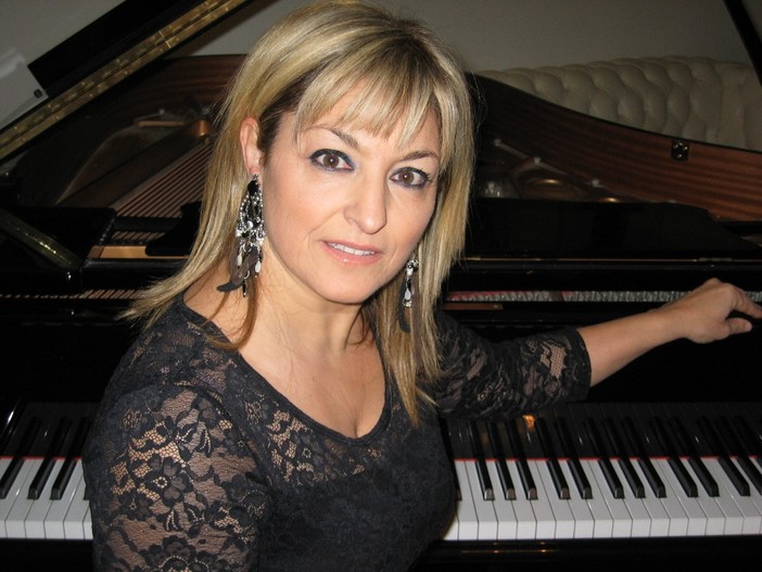 La pianista Paola Arras sul palco del teatro ottocentesco Aycardi di Finalborgo