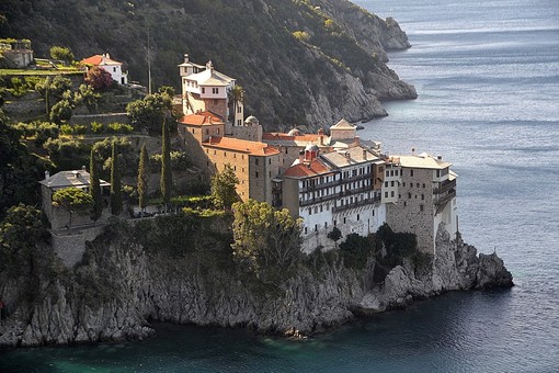 Loano, in sala consiliare un viaggio “Ai piedi della penisola di Monte Athos” con Beppe Peretti