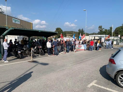 Schneider di Cairo Montenotte, presidio dei lavoratori davanti ai cancelli dello stabilimento