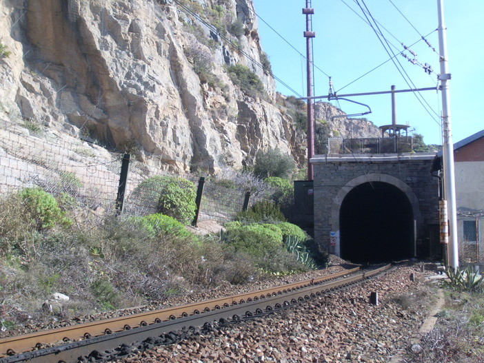 Linea ferroviaria Genova-Ventimiglia: anniversario con disagi per la “grande incompiuta” Linea ferroviaria Genova-Ventimiglia: anniversario con disagi per la “grande incompiuta”