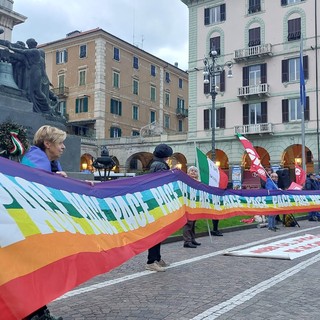 Savona, presidio per la pace in Piazza Mameli: "Chiediamo il cessate il fuoco in Ucraina e nella striscia di Gaza" (FOTO)