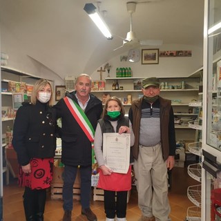 Pietra Ligure, chiude dopo 99 anni di attività il negozio di frutta e verdura "Alimentari Berrini Nicolino Franco" di piazza La Pietra (FOTO) Pietra Ligure, chiude dopo 99 anni di attività il negozio di frutta e verdura "Alimentari Berrini Nicolino Franco" di piazza La Pietra (FOTO)
