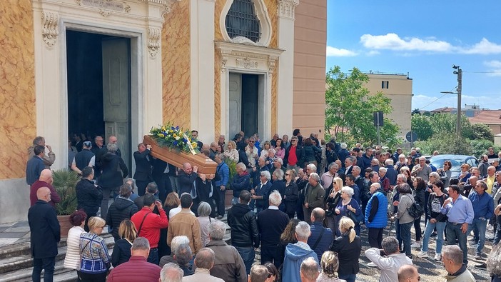 Albisola, chiesa di San Nicolò gremita per l'ultimo saluto a Pino Zaccariello Albisola, chiesa di San Nicolò gremita per l'ultimo saluto a Pino Zaccariello