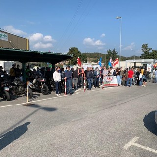 Schneider di Cairo Montenotte, presidio dei lavoratori davanti ai cancelli dello stabilimento