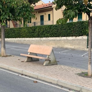 Cambio delle panchine sul lungomare di Pietra, l'Amministrazione: "Recuperato e riposizionato il salvabile, demolite solo quelle irrecuperabili" Cambio delle panchine sul lungomare di Pietra, l'Amministrazione: "Recuperato e riposizionato il salvabile, demolite solo quelle irrecuperabili"