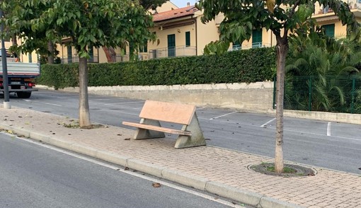 Cambio delle panchine sul lungomare di Pietra, l'Amministrazione: "Recuperato e riposizionato il salvabile, demolite solo quelle irrecuperabili" Cambio delle panchine sul lungomare di Pietra, l'Amministrazione: "Recuperato e riposizionato il salvabile, demolite solo quelle irrecuperabili"