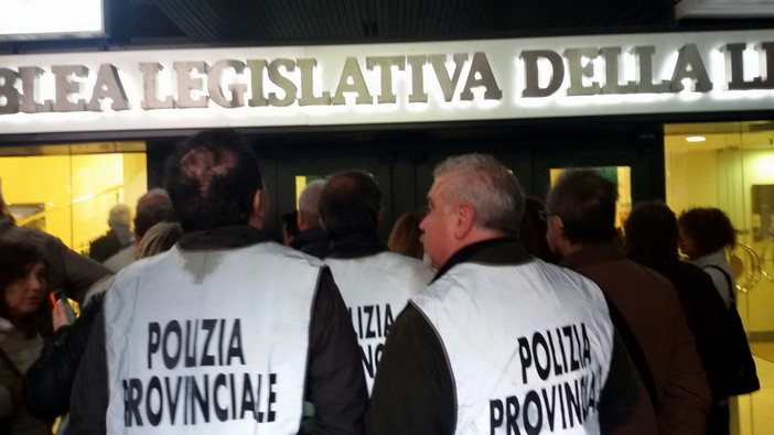 Protesta dei dipendenti delle Province di Savona e Imperia a Genova per il presidio sotto la sede del Consiglio Regionale Ligure Protesta dei dipendenti delle Province di Savona e Imperia a Genova per il presidio sotto la sede del Consiglio Regionale Ligure