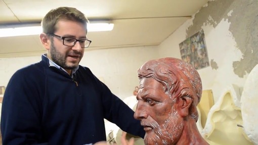 Nella foto (tratta dal sito ufficiale dell'artista) vediamo Pietro Marchese durante la realizzazione del monumento ad Archimede a Siracusa