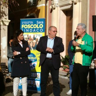 Sara Foscolo presenta la sua lista nella "Ciassa Veggia" di Pietra Ligure con la benedizione dello "storico" Speroni