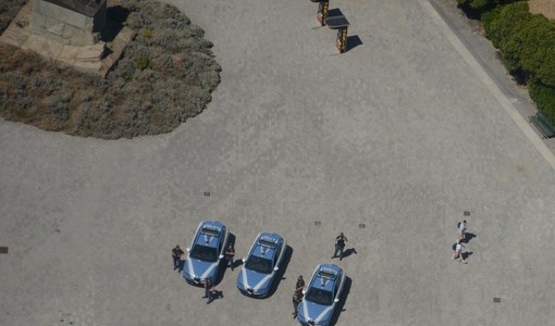 Savona, fugge alla vista della Volante: fermato con un coltello e oltre 4 grammi di hashish