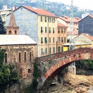 La foto (Archivio Agesilao Targani) raffigura il ponte duecentesco e la chiesetta di S. Martino