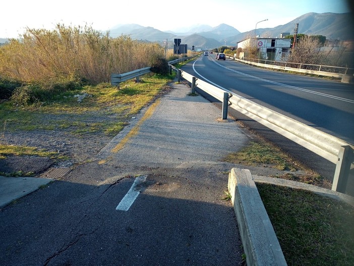 Pista ciclabile ad Albenga, Distilo: “Non capisco il senso”. l’Amministrazione replica: “Per una città più sicura, inclusiva e sostenibile”