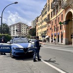 Furto in un negozio del centro degenera in aggressione a commesse, clienti e agenti: una 47enne arrestata dalla Polizia