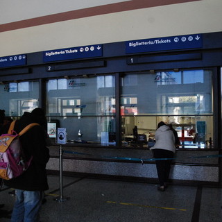 "Overbooking" di Trenitalia e molti passeggeri non trovano il bus sostitutivo verso Limone Piemonte