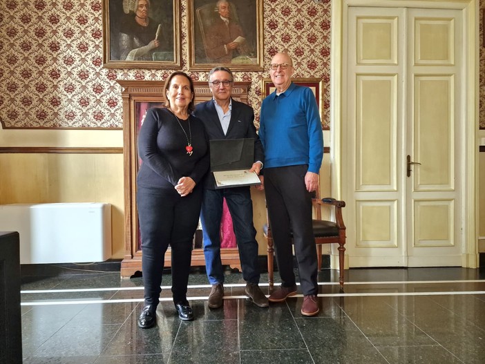 A Maria Dominguez e John Lampl la pergamena di “Amici di Alassio da sempre”