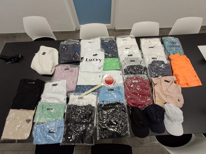 Alassio, polizia locale sventa furto e sequestra merce contraffatta di grandi firme Alassio, polizia locale sventa furto e sequestra merce contraffatta di grandi firme