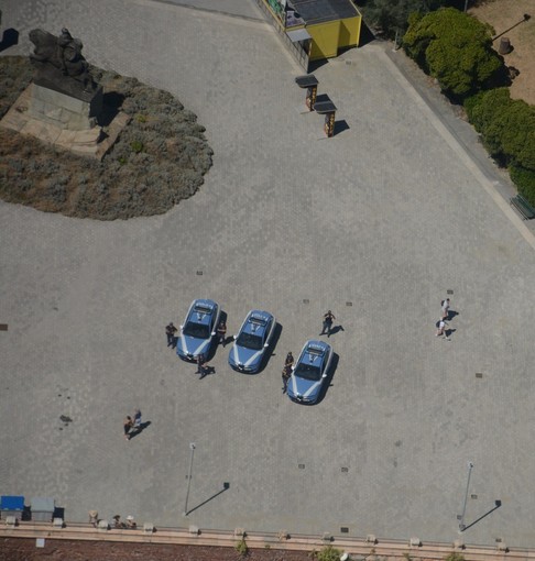 Savona, fugge alla vista della Volante: fermato con un coltello e oltre 4 grammi di hashish Savona, fugge alla vista della Volante: fermato con un coltello e oltre 4 grammi di hashish