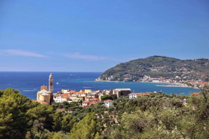 Cervo, malore in spiaggia per una donna, trasportata in gommone fino al porto di Andora per ricevere i soccorsi Cervo, malore in spiaggia per una donna, trasportata in gommone fino al porto di Andora per ricevere i soccorsi