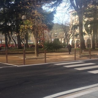 Savona, donna molesta due dodicenni e poi aggredisce una giovane: attimi di paura in piazza del Popolo