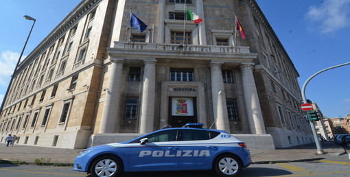 Terrorismo, vasta operazione della polizia di Genova, arrestate 14 persone, nel mirino la cellula degli attentati a Charlie Hebdo Terrorismo, vasta operazione della polizia di Genova, arrestate 14 persone, nel mirino la cellula degli attentati a Charlie Hebdo