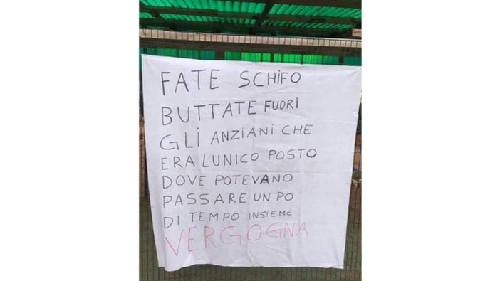 Quiliano, manifesto di protesta dalla sede Auser per il ridimensionamento degli spazi: "Buttate fuori gli anziani, vergogna"