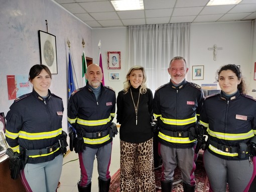 Cagnolini salvati sulla A10: il Questore di Savona incontra i poliziotti della Stradale di Carcare (FOTO) Cagnolini salvati sulla A10: il Questore di Savona incontra i poliziotti della Stradale di Carcare (FOTO)