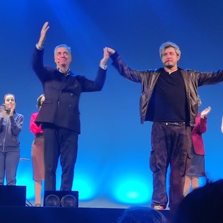 Risate ma anche momenti di riflessione, con "Quasi amici" di Ruffini e Ghini è iniziata la stagione teatrale di Pietra Ligure (FOTO)