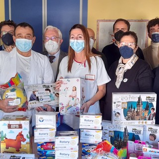 Savona, il Rotary porta doni ai bimbi della pediatria del San Paolo. Gaiero: "Abbiamo bisogno del sostegno del territorio"